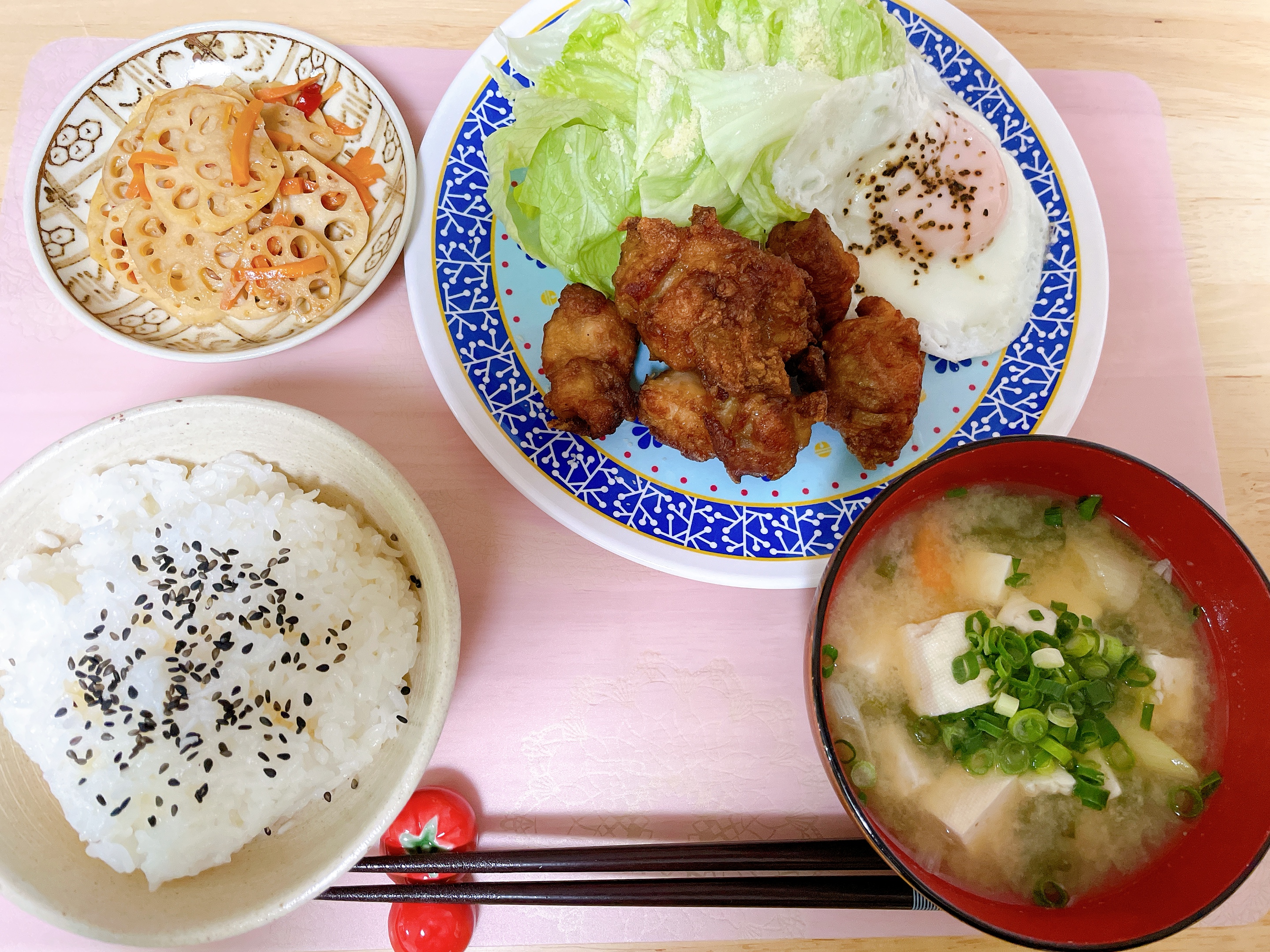 自慢の唐揚げときんぴら定食