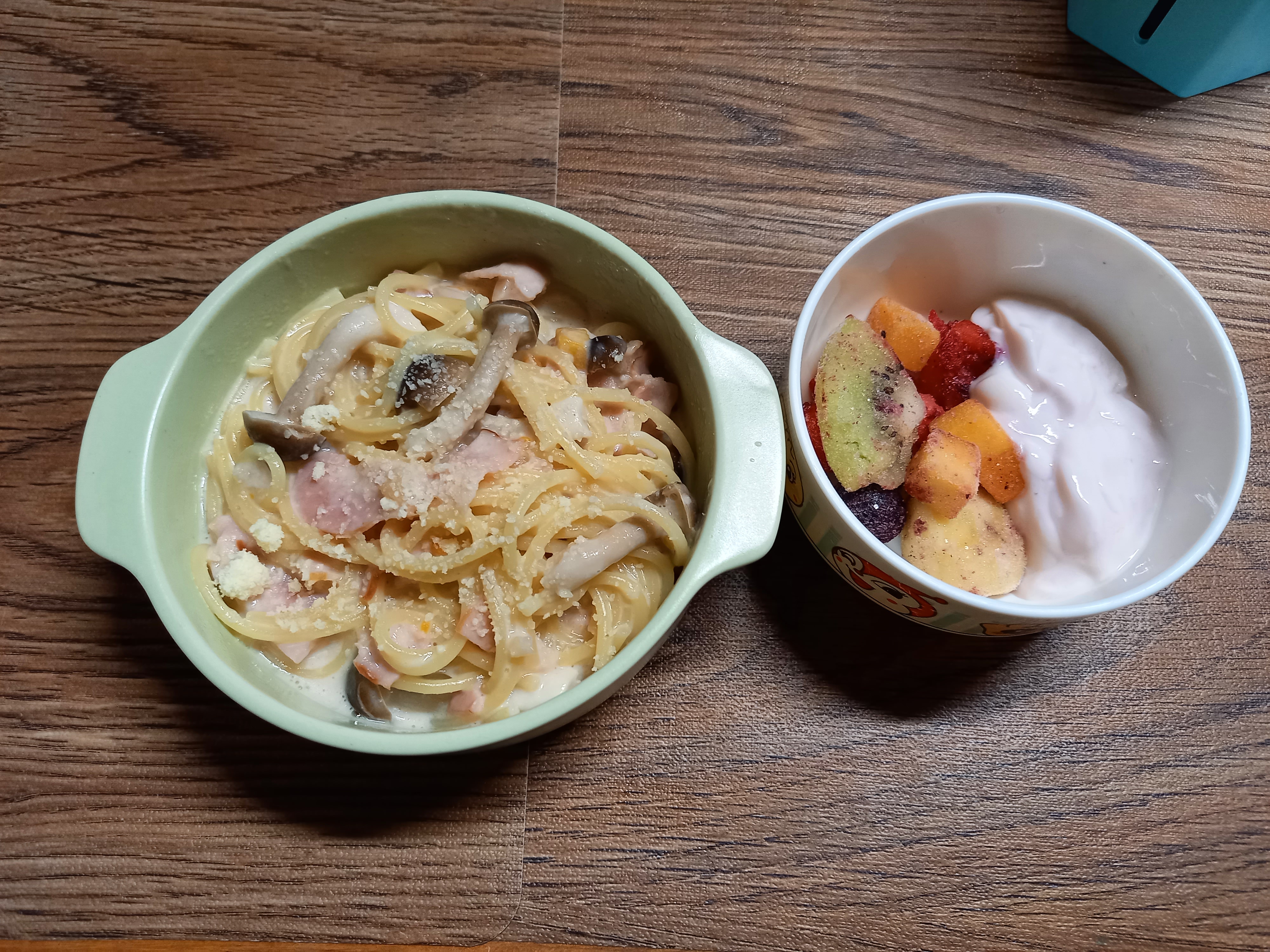 コープ食材でらくらく余り物クラムチャウダーでパスタ、彩り果物のフルーツミックスヨーグルト和え