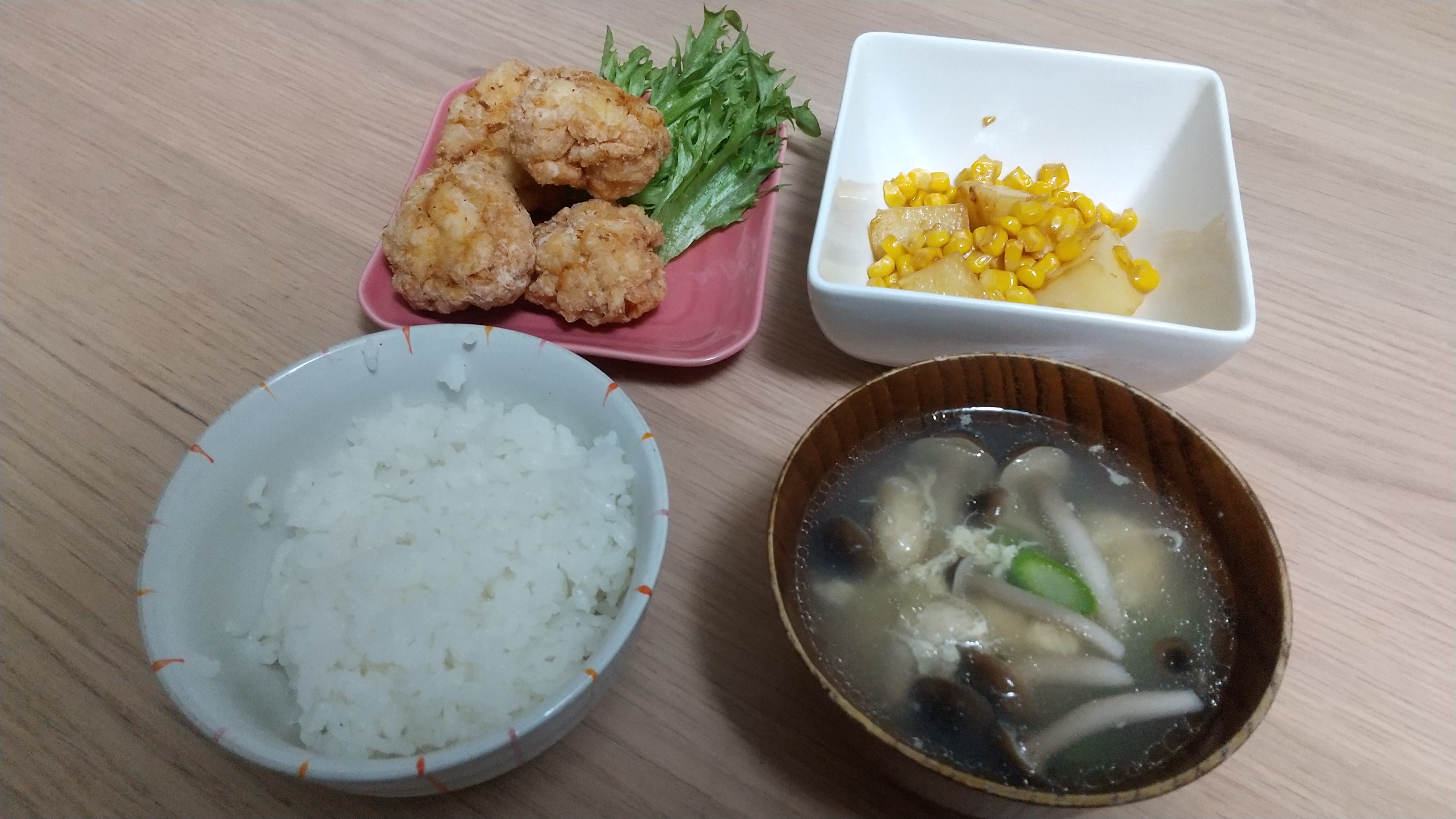 鶏むね肉のナゲット、じゃがいもととうもろこしのバター醤油炒め、中華スープ