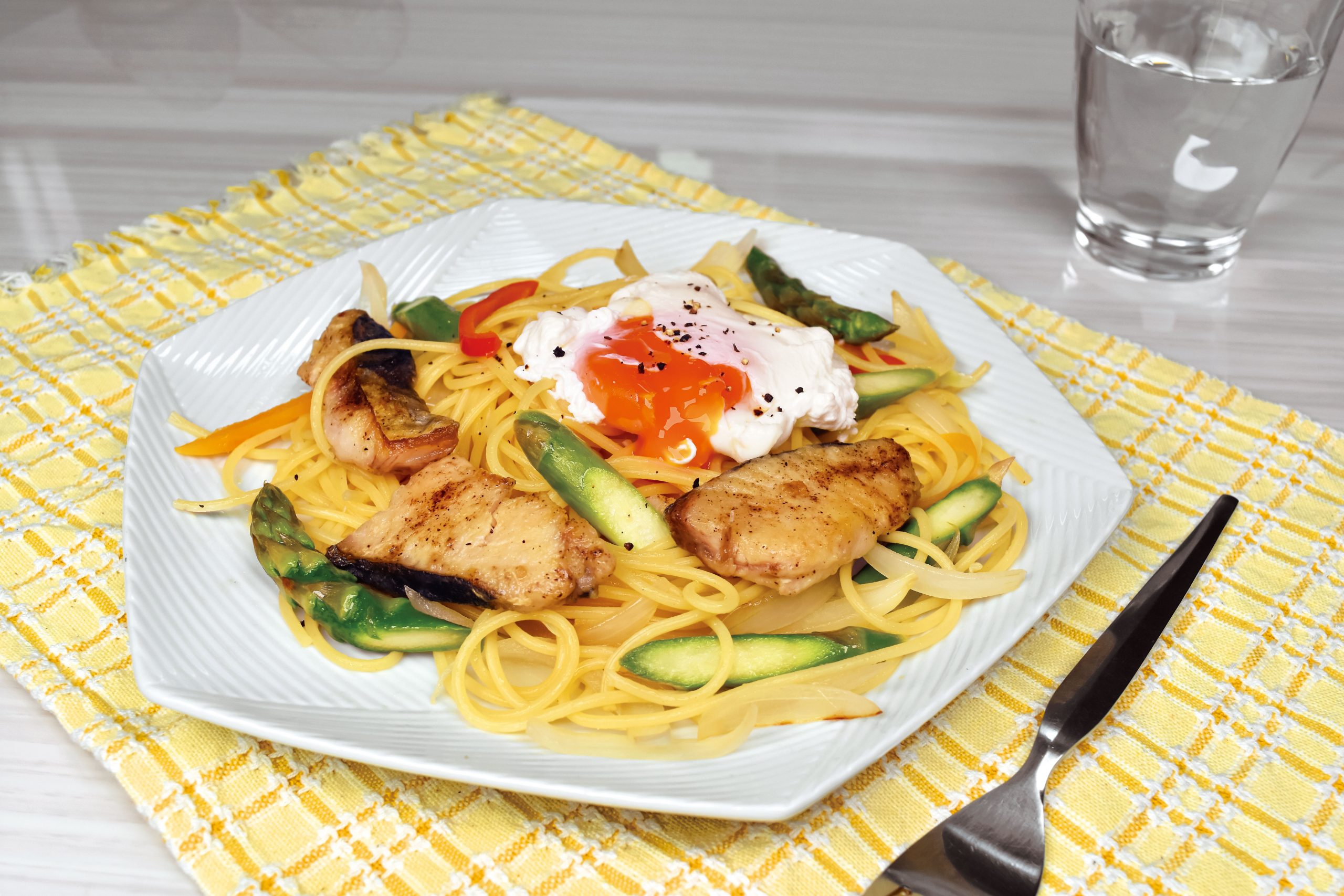 鰆と新玉ネギのパスタ 温玉のせ